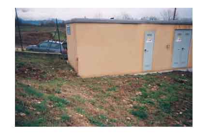 Cabine Elettriche prefabbricate di trasformazione | Cabina elettrica, impianti fotovoltaici prefabbricata monolitica delle dimensioni di 2,50 x 7 x 2,60.