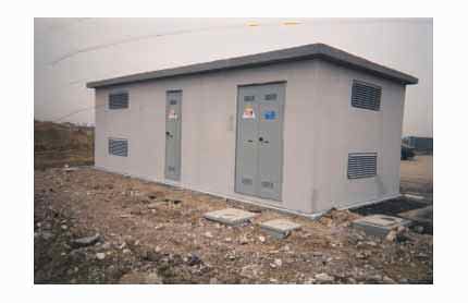 Cabine Elettriche prefabbricate di trasformazione | Cabina elettrica, impianti fotovoltaici prefabbricata a pannelli composta da tre locali vano utente, vano enel + vano misure, dotate di 3 porte 4 finestre di aerazione.