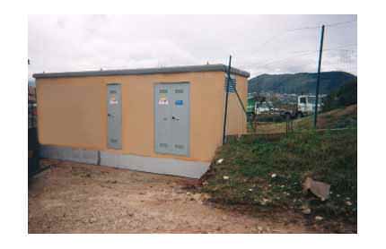 Cabine Elettriche prefabbricate di trasformazione | Cabina elettrica, impianti fotovoltaici prefabbricata monolitica delle dimensioni di 2,50 x 7 x 2,6a composte da vano enel, vano utente, vano misure, completa di basamento prefabbricato.