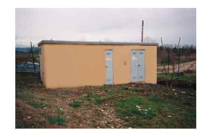 Cabine Elettriche prefabbricate di trasformazione | Cabina elettrica, impianti fotovoltaici prefabbricata monolitica delle dimensioni di 2,50 x 7 x 2,60.