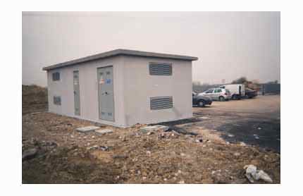 Cabine Elettriche prefabbricate di trasformazione | Cabina elettrica, impianti fotovoltaici prefabbricata a pannelli composta da tre locali vano utente, vano enel + vano misure, dotate di 3 porte 4 finestre di aerazione.